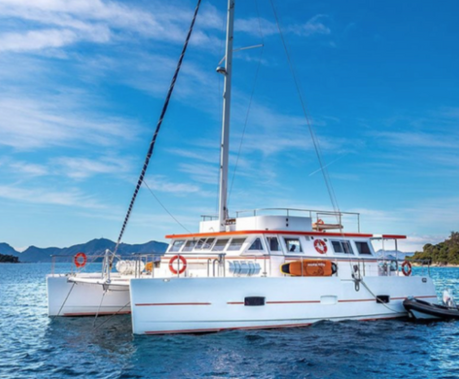Maxi catamaran Feng Shui